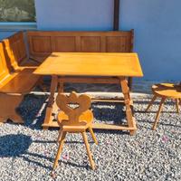 Panca ad angolo con tavolo e sedie