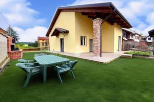 VILLA A SCHIERA A BUTTIGLIERA D'ASTI