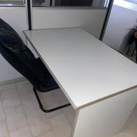 scrivania ufficio con sedia bianca