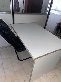 scrivania ufficio con sedia bianca