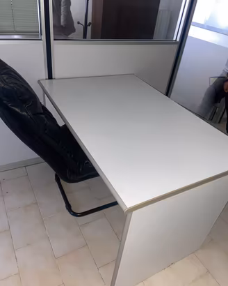 scrivania ufficio con sedia bianca