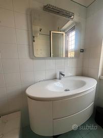 Lavabo bagno con specchio retroilluminato led