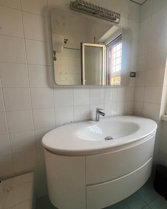 Lavabo bagno con specchio retroilluminato led