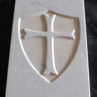 Stemma croce medioevale in marmo di carrara