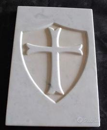 Stemma croce medioevale in marmo di carrara