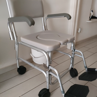 Sedia a rotelle per doccia e wc