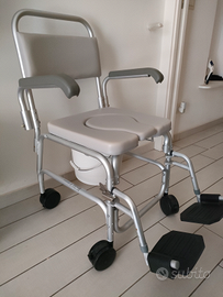 Sedia a rotelle per doccia e wc