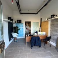 Negozio con Bagno e Garage - Ideale per Studio o A