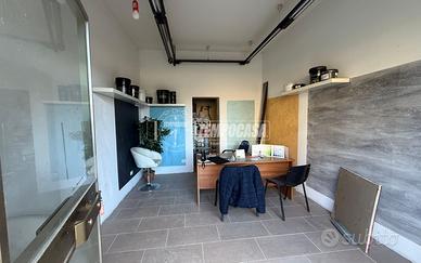 Negozio con Bagno e Garage - Ideale per Studio o A