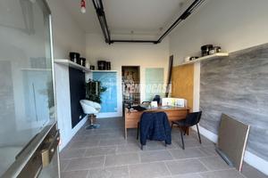 Negozio con Bagno e Garage - Ideale per Studio o A