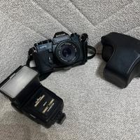 Macchina fotografica vintage Ricoh KR-5 con flash 