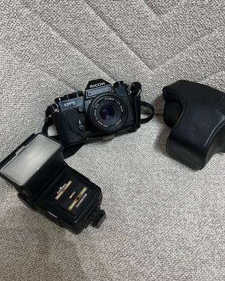 Macchina fotografica vintage Ricoh KR-5 con flash 