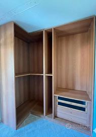 Cabina Armadio Angolare in Legno – Già smontata