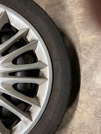 Quattro cerchi e due ruote usate per Y 10