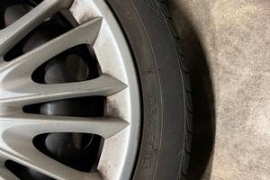 Quattro cerchi e due ruote usate per Y 10