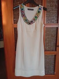 Vestito bianco con collana incorporata