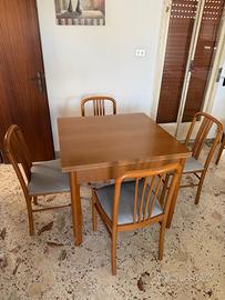 Tavola allungabile con sedie