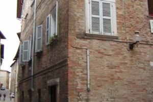 URBINO - Palazzina con 5 Monolocali, 8 Posti Letto