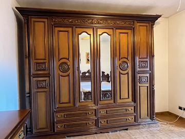 Camera da letto con mobili di pregio