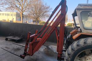 Sollevatore posteriore per rotoballe