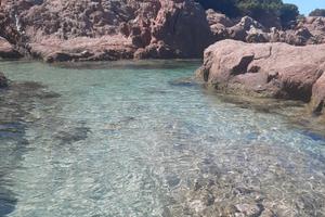 Isola Rossa trilo vicino alle spiagge. Privato