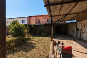 Palazzetto indipendente con locale artigianale