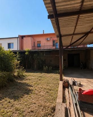 Palazzetto indipendente con locale artigianale