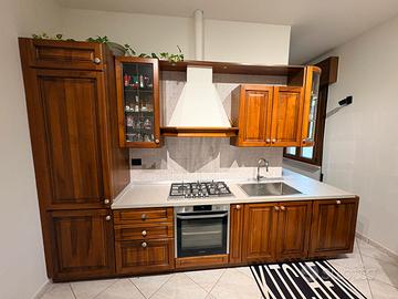 Cucina molto grande senza elettrodomestici