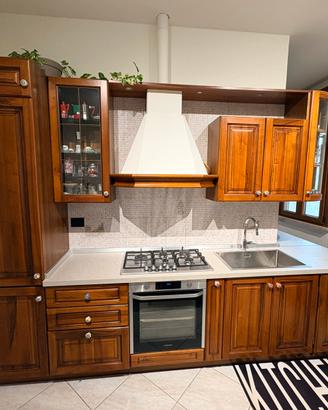 Cucina molto grande senza elettrodomestici