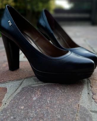 Scarpa décolleté con tacco 
