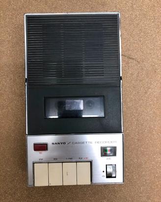 SANYO M-88 CASSETTE RECORDER VINTAGE – NON TESTATO