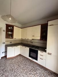 Cucina completa ad angolo