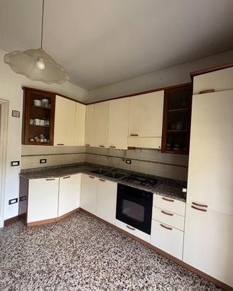 Cucina completa ad angolo