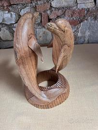 Scultura di Delfini in legno