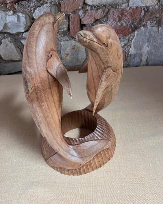 Scultura di Delfini in legno