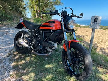 Ducati Scrambler 400 Sixty 2, guidable con A2