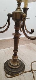 elegante lampada da tavolo in ottone