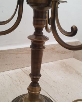 elegante lampada da tavolo in ottone