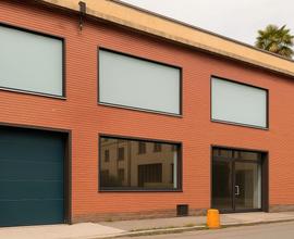 Magazzino / spazio espositivo con vetrina