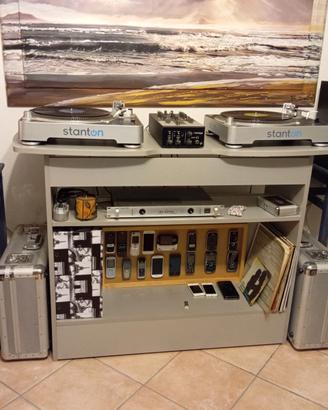 Consolle dj con giradischi