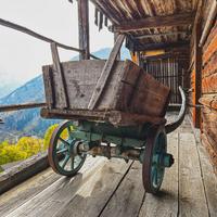 Antico carro agricolo in legno