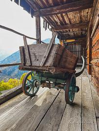 Antico carro agricolo in legno
