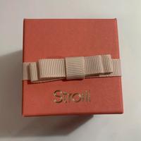 Anello in argento con design moderno