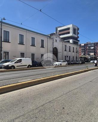 NEGOZIO A NAPOLI