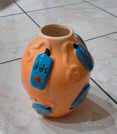 Vaso ovale arancione in ceramica design astratto