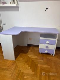 scrivania con cassettiera