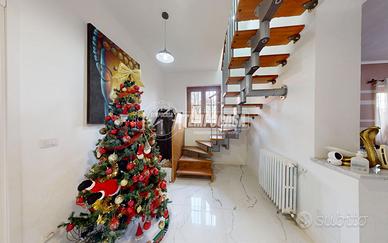 VILLA LIBERA SU 4 LATI CON GIARDINO PRIVATO