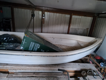 Barca completa di tutto con Yamaha 4cv 2 t