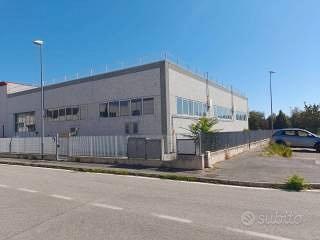 Capannone indipendente fronte strda mq 1000 carina