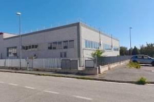 Capannone indipendente fronte strda mq 1000 carina